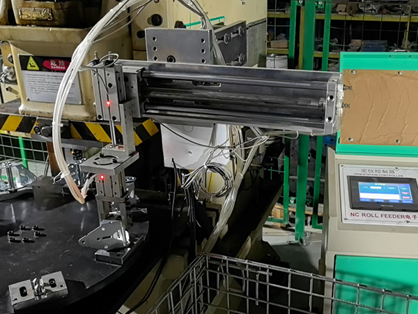 Garage-Door-Hardware-Kit-Manufacturing